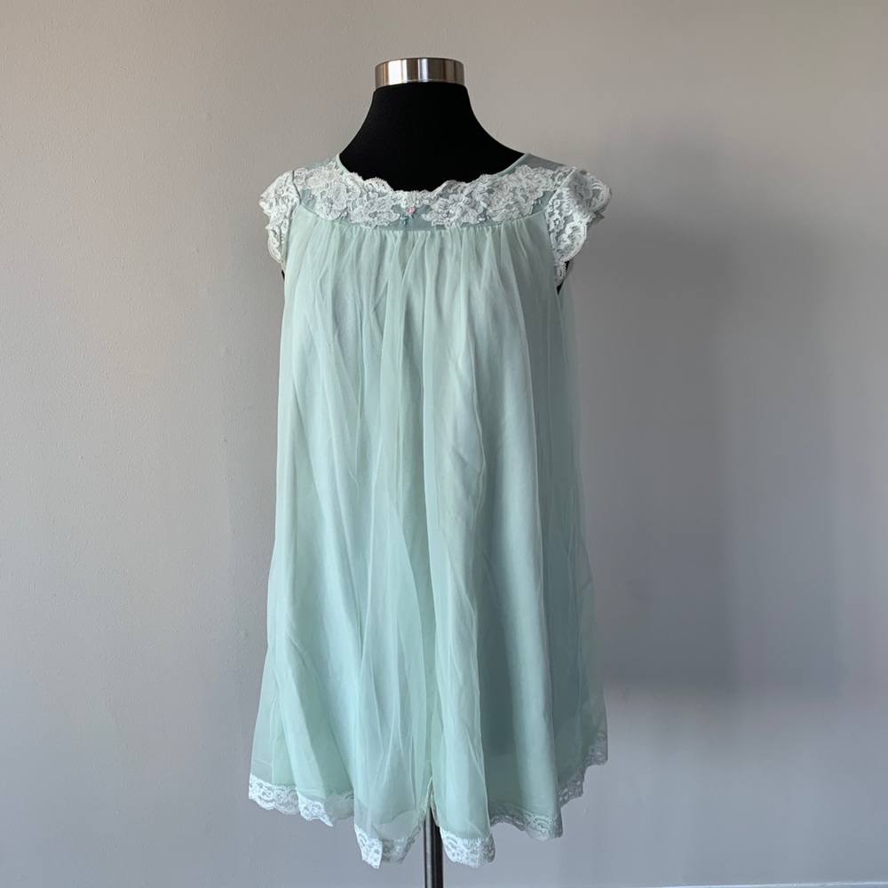 Lovely Vintage Nightgown - Mint Green & Lace - 💕